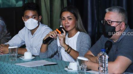 Aktris Nirina Zubir saat menggelar jumpa pers ditemui di kawasan Antasari, Jakarta Selatan, Rabu (17/11/2021). [Suara.com/Alfian Winanto]