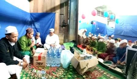 MAULID – Para pedagang melaksanakan Maulid Nabi Muhammad Saw di Pasar Keramat Barabai. (foto: ramli)