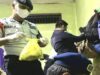 RAZIA – Petugas sedang melakukan razia di penjara. (foto: ari)