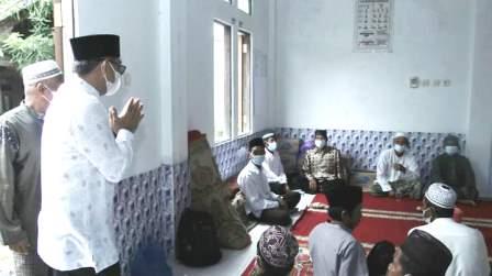 BERHADIR- Wabup HSS disambut masyarakat.(foto : ist)