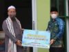 BANTUAN – Wabup HSS menyerahkan bantuan secara simbolis kepada Pengasuh Ponpes Dalpa.(foto: humas)