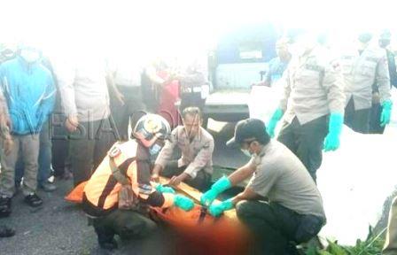 Evakuasi korban tewas terlindas bus Trans Padang.(Dok.Covesia.com)