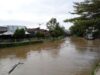 Air sungai di Kota Barabai, Kabupaten HST kini mulai meluap.(foto: ramli)