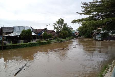 Air sungai di Kota Barabai, Kabupaten HST kini mulai meluap.(foto: ramli)
