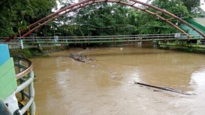 Air sungai di Kota Barabai, Kabupaten HST kini mulai meluap.(foto: ramli)