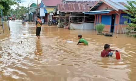 MERENDAM – Permukiman penduduk Kota Barabai sudah mulai terendam banjir. (foto: ramli)
