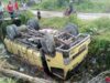 TERBALIK – Truk terbalik di di Jalan lingkar Walangsi Kapar, Desa Banua Budi Kecamatan Barabai, Kabupaten Hulu Sungai Tengah.