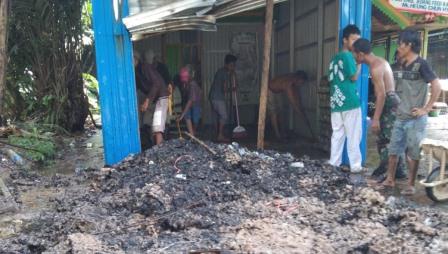 GUDANG – Sebuah gudang telur bebek habis dilumat api. (foto: ramli)