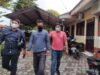 Oknum polisi (masker hitam) diamankan usai melarikan motor tetangganya. (Suara.com/M.Aribowo)