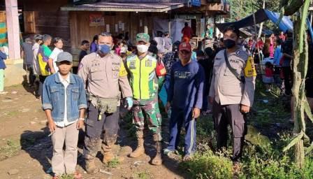 MEDAN BERAT – Aparat harus melewati medan berat untuk bisa mencapai lokasi pelaksanaan Pilkades di pegunungan Meratus.