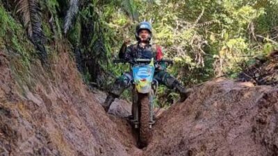 MEDAN BERAT – Aparat harus melewati medan berat untuk bisa mencapai lokasi pelaksanaan Pilkades di pegunungan Meratus.