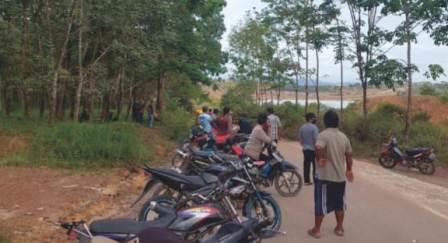 Warga Desa Bukit Mulia memblokade jalan tambang. (dok)