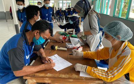 Pelaksanaan vaksinasi covid-19 di Lapas Kelas II B Tanjung. (foto:humas Lapas Tanjung)