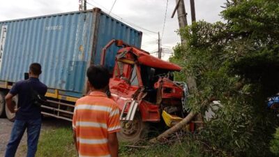 Diduga Rem Blong, Truk Pembawa Pakan Ayam Tabrak Satu Unit Mobil
