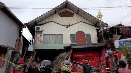 Rumah ambruk di Kelayan A Banjarmasin, Kalsel. (foto: leon)