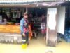 Ketua UPBS Pusaka Banua Lawas, Arsyad menunjukkan lokasi sejumlah rumah yang terdampak banjir. (foto : UPBS Pusaka Banua Lawas)