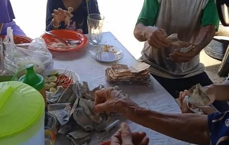 Masyarakat Desa Alat, Kabupaten Hulu Sungai Tengah mengumpulkan rupiah demi rupiah untuk membangun jembatan darurat. (foto: istimewa)