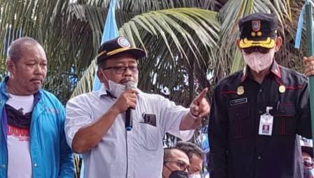 Koordinator aksi unjuk rasa, Ketua KSPSI Kalsel, Sumarlan(tengah), Kadisnaker Provinsi, Siswanto (kiri), dan Ketua Federasi Serikat Pekerja Metal Indonesia, Yoeyoen Indarto.(foto: leon)