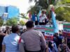DEMO – Serikat pekerja menggelar aksi demo. (foto: leon)