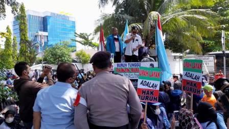 DEMO – Serikat pekerja menggelar aksi demo. (foto: leon)