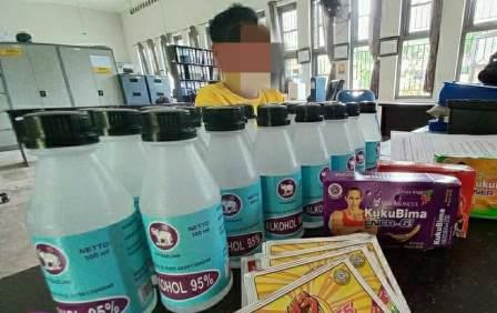 Petugas Satpol PP Banjarbaru melakukan razia minuman keras di Kota Banjarbaru. (foto: ist)