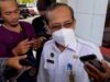 Kepala Dinas Kesehatan Kota Banjarmasin, Machli Riyadi saat dicegat media usai menjalani pemeriksaan.(foto: leon)