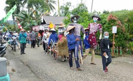 Karnaval pertanian memeriahkan Aruh Banih di Kecamatan Jaro, Tabalong. (foto : camat jaro)