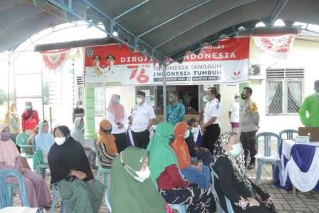 Bupati HSS, Achmad Fikry meninjau kegiatan vaksinasi. (foto: humas)
