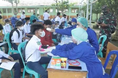 Vaksinasi di Kabupaten HST. (foto: humas)