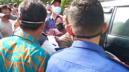 Mensos Risma Nyaris Pingsan Saat Tinjau Longsor di Deli Serdang. [Ist]