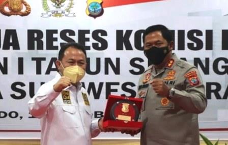 Wakil Ketua Komisi III Pangeran Khairul Saleh dan Kapolda Sulut Irjen Pol Nana Sudjana yang kini dimutasi jadi Kapolda Sulsel ANTARA/HO-Humas Polda Sulut