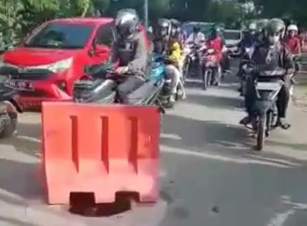 Tangkapan layar video menhol di tengah jalan Gatot Subroto Banjarmasin.