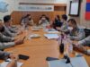 Kasiwas Polres Tabalong, Ipda Misno, melakukan pengawasan terhadap pelaksanaan Operasi Zebra Intan 2021. (foto : humas polres tabalong)