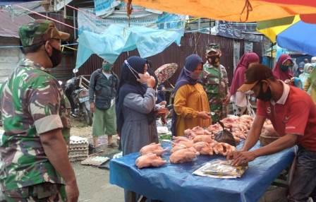 Pemantauan terhadap aktivitas pedagang maupun pembeli yang ada di Pasar Jangkung, Kecamatan Tanjung, Kabupaten Tabalong. (foto : Koramil 03/Tanjung)