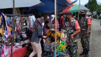 Ingatkan Prokes, Babinsa Koramil 1008-03/Tanjung Turun ke Pasar Tradisional