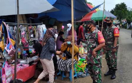 Pemantauan terhadap aktivitas pedagang maupun pembeli yang ada di Pasar Jangkung, Kecamatan Tanjung, Kabupaten Tabalong. (foto : Koramil 03/Tanjung)
