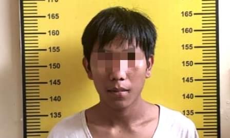 GR alias Gafur (22) saksi pembunuhan di Hikun Tabalong turut di amankan petugas kepolisian, karena di duga menyimpan 8 paket sabu. (foto : humas polres tabalong)