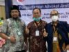 Advokat Kalsel, Supiansyah Darham, SE, SH (paling kanan) bersama panitia sekaligus penggagas acara temu akbar advokat Jawa Timur. (foto: dok pribadi)