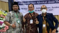 Advokat Kalsel, Supiansyah Darham, SE, SH (paling kanan) bersama panitia sekaligus penggagas acara temu akbar advokat Jawa Timur. (foto: dok pribadi)