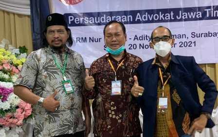 Advokat Kalsel, Supiansyah Darham, SE, SH (paling kanan) bersama panitia sekaligus penggagas acara temu akbar advokat Jawa Timur. (foto: dok pribadi)