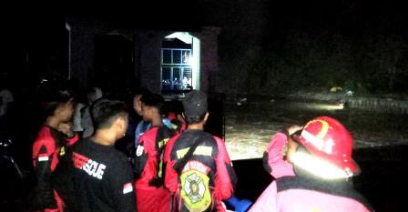 Relawan melakukan pencarian terhadap tiga korban tenggelam di Bendungan Batang Alai Timur, Kabupaten HST, Kalsel.