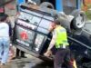 Mobil BPK Aes Nasution terjungkal di Banjarmasin. (foto: tangkapan layar video)
