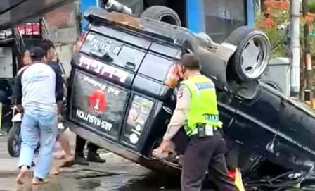 Mobil BPK Aes Nasution terjungkal di Banjarmasin. (foto: tangkapan layar video)