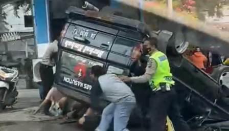 Mobil BPK Aes Nasution terjungkal di Banjarmasin. (foto: tangkapan layar video)