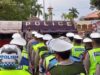 Apel persiapan pengamanan malam tahun baru di depan halaman Masjid Raya Sabilal Muhtadin Banjarmasin.(foto: leon)