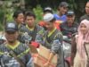 Relawan melakukan aksi membantu korban banjir di Kabupaten HSU, Kalsel. (foto: dok relawan)