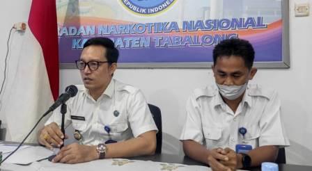 Kepala BNNK Tabalong, Kompol Ricky Lesama (duduk sebelah kiri) saat menggelar press release, Kamis (9/12/2021). (foto : arif)