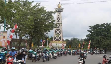 Massa buruh berbondong - bondong mendatangi kantor DPRD Tabalong untuk menyampaikan aspirasinya. (foto : arif)