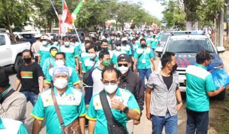 Massa buruh berbondong - bondong mendatangi kantor DPRD Tabalong untuk menyampaikan aspirasinya. (foto : arif)