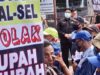 Buruh melakukan aksi di Banjarmasin. (foto: leon)